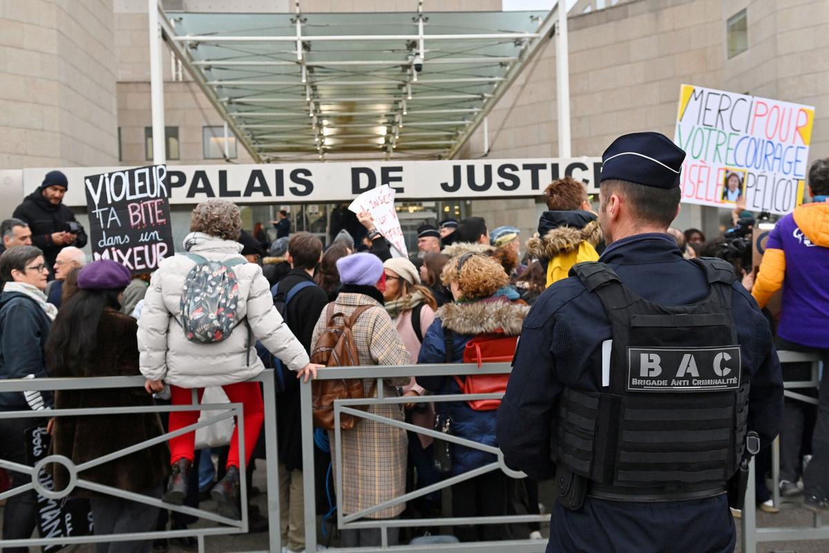 French police stand in front of the courthouse as people gather in support of Frenchwoman Gisele Pelicot, the victim of an alleged mass rape orchestrated by her then-husband Dominique Pelicot at their home in the southern French town of Mazan, before the verdict in the trial for Dominique Pelicot and 50 co-accused, in Avignon, France, December 19, 2024. REUTERS/Alexandre Dimou