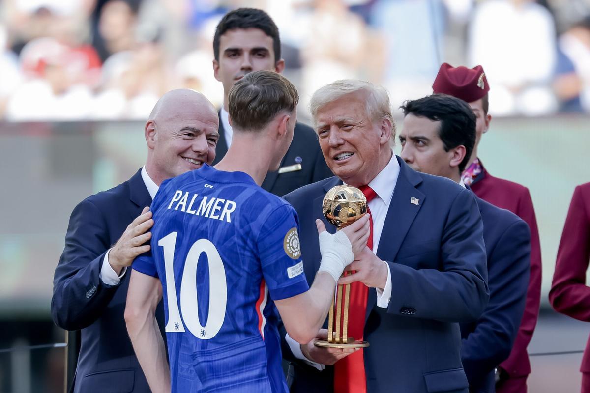 El presidente de EEUU, Donald Trump, entrega el trofeo de la Copa del Mundo de Clubes de 2025 a los jugadores del Chelsea