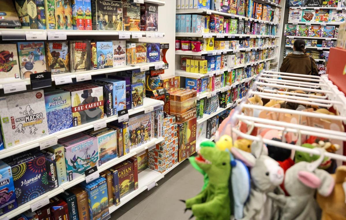 Peluches y juegos de mesa en una juguetería en València