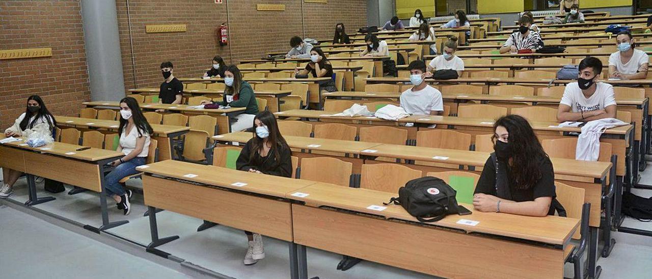 Estudiantes en un aula de Ciencias Sociais de Pontevedra, debidamente separados.