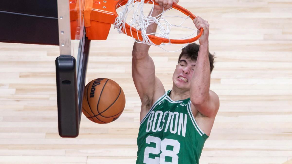 El espectacular mate de Hugo González contra el Milwaukee Bucks