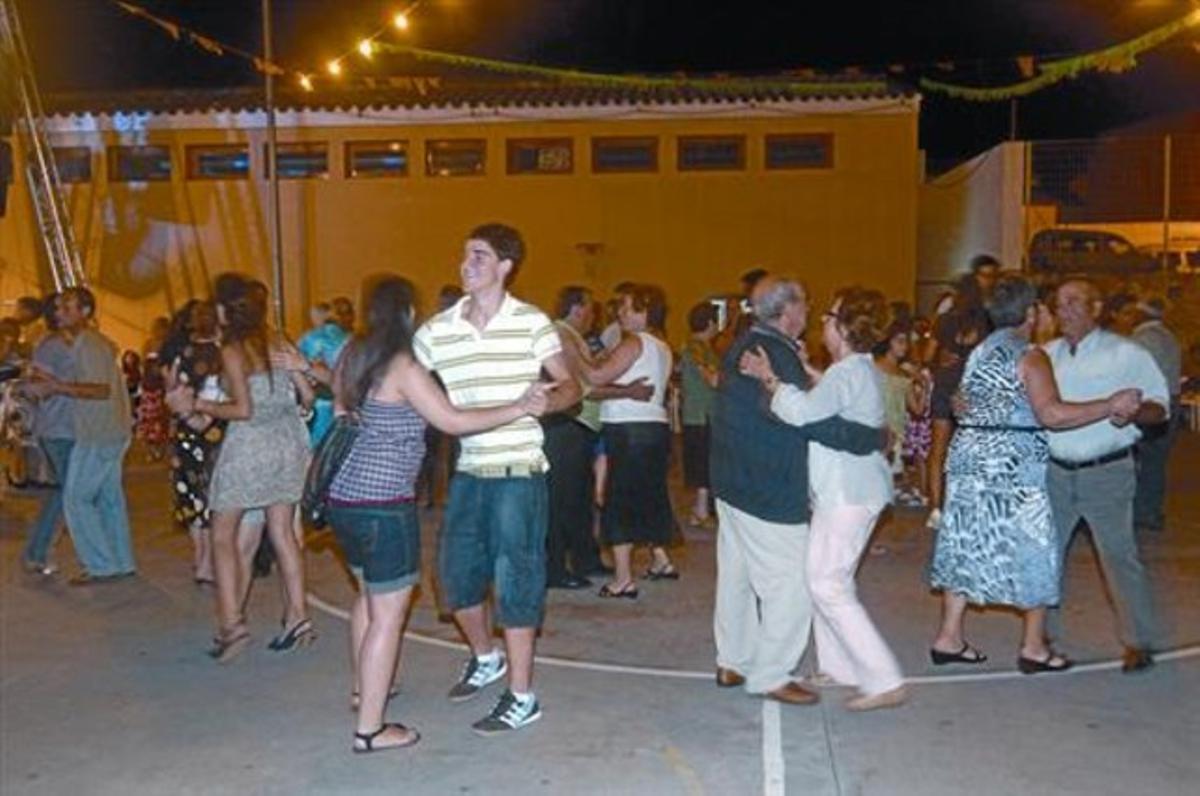 Que la festa no pari 8 Ball per a totes les edats en la revetlla popular de Rasquera, divendres passat a la nit.