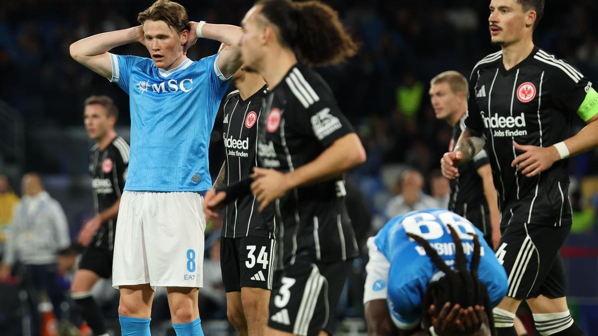 Scott McTominay, del Nápoles, ante el Eintracht