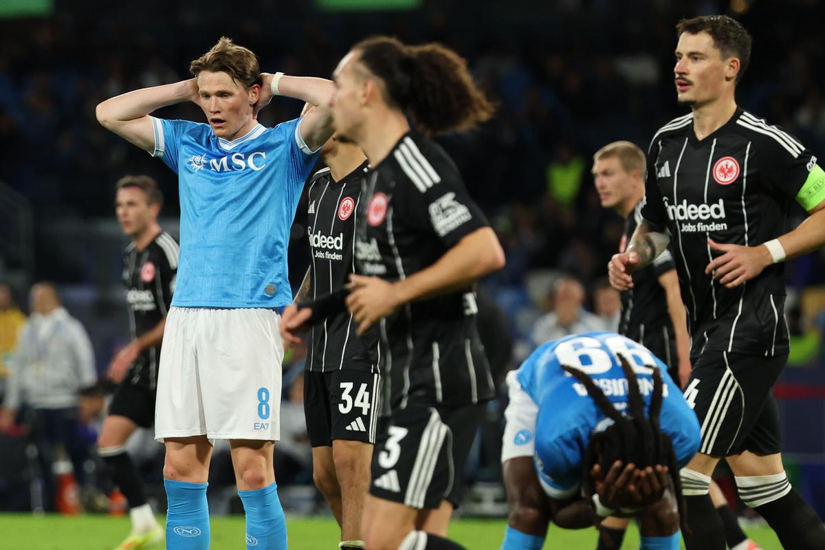 Scott McTominay, del Nápoles, ante el Eintracht