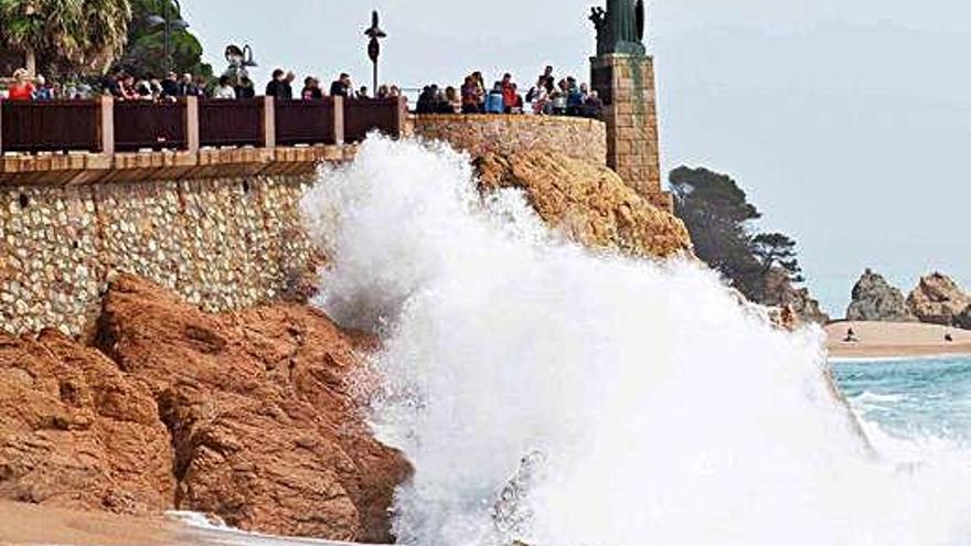 Les fortes onades es converteixen en atractiu turístic a Tossa de Mar