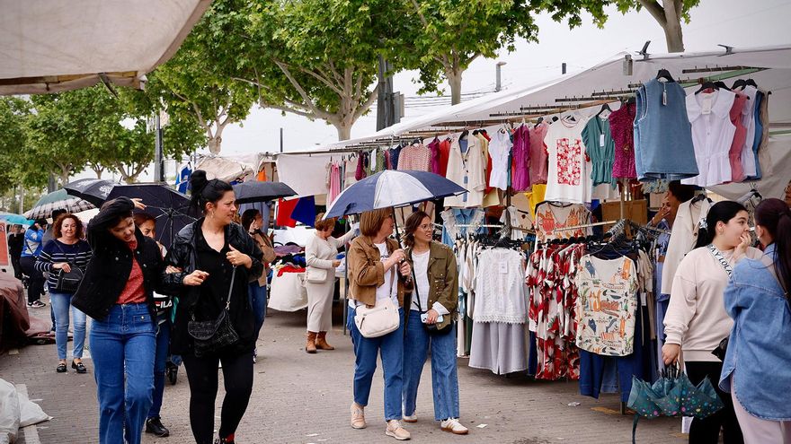 La lluvia desluce la &#039;segunda sesión&#039; del mercadillo de El Arenal