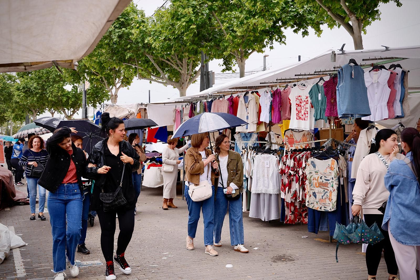 La lluvia desluce la &#039;segunda sesión&#039; del mercadillo de El Arenal