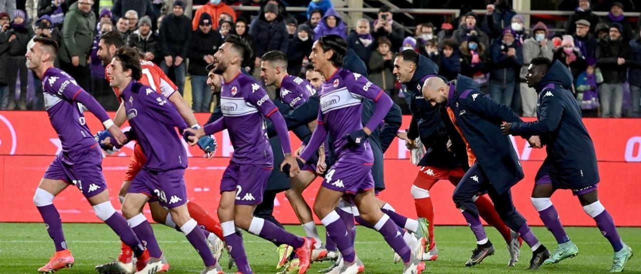 Jugadores de la Fiorentina celebran una victoria en la Serie A.