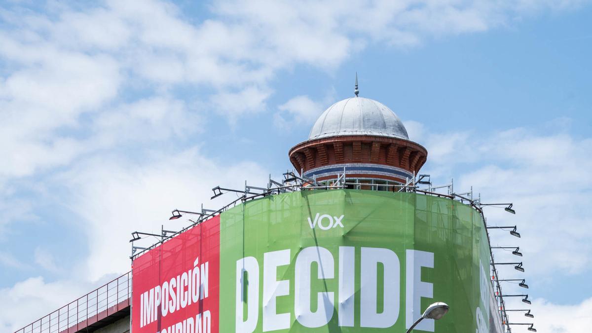 Vista de la lona que Vox ha instalado en la calle Alcalá, 145, a 19 de junio de 2023, en Madrid (España).