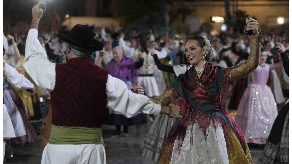 La corte de honor encabezó el desfile de las comisiones