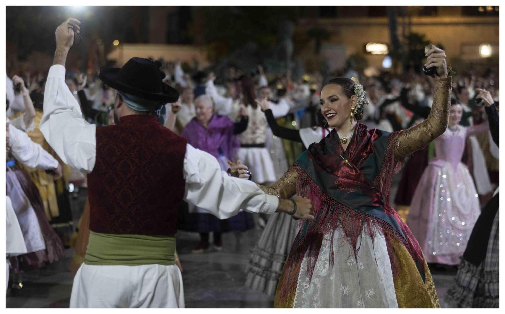 Las Fallas exhiben fuerza social en un baile muy para 