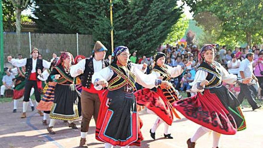 Manteos y Monteras es una de las agrupaciones que llevará el mejor folclore al Día de la Comarca.