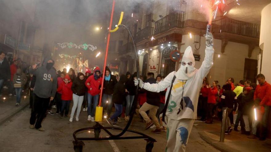 Burriana se impregna de pólvora en una espectacular Nit del Foc