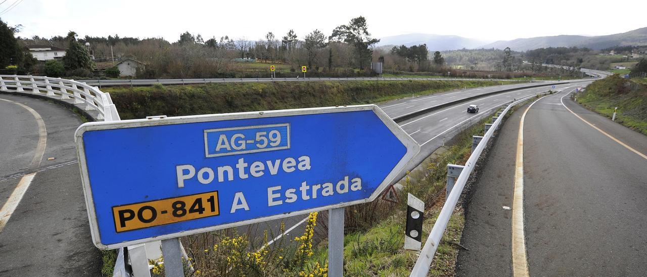Una señal indica la dirección a Pontevea y A Estrada en la AG-59.