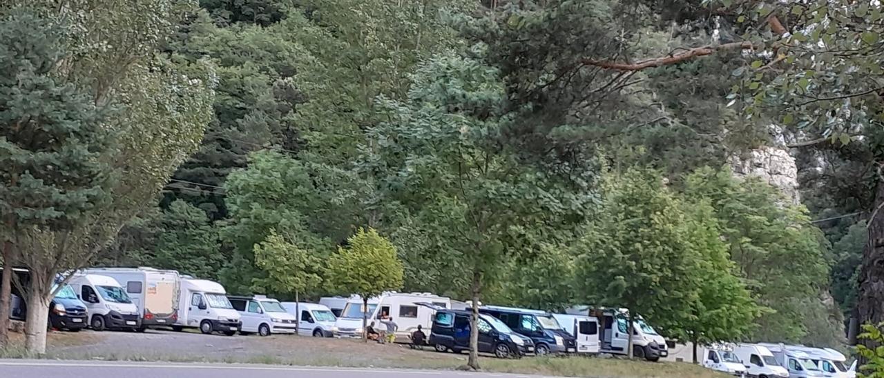 Estacionamiento improvisado de autocaravanas junto al río Cinca, en el Sobrarbe.