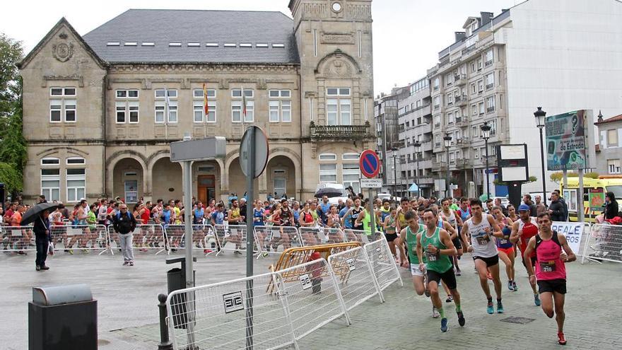 Foto de la salida de los corredores de la absoluta del VIII Memorial Manuel Bergueiro. // Bernabé / Juan Carlos Asorey