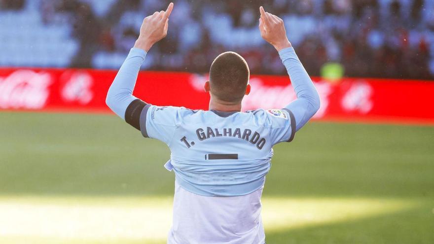 Galhardo, ayer, celebra su primer gol como jugador del Celta señalando al cielo.