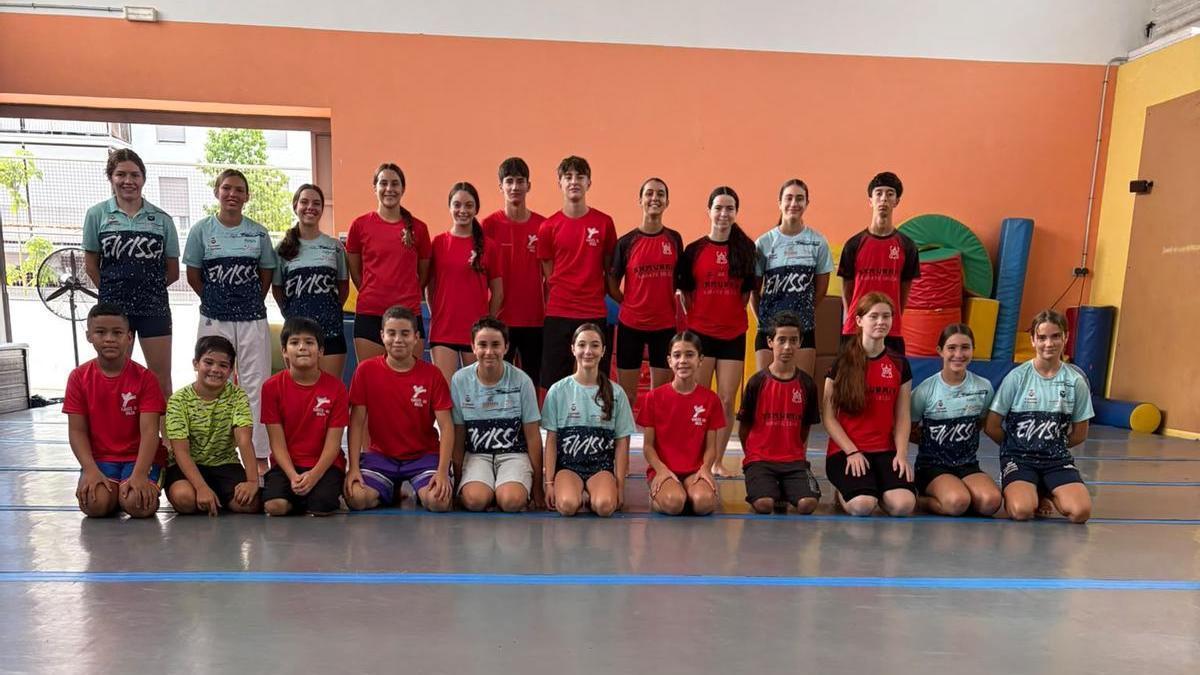 Primera sesión de los jóvenes karatekas.