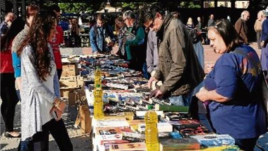 Centenars de persones es van acostar al llarg de tot el dia a la plaça Catalunya per col·laborar amb l&#039;acte.