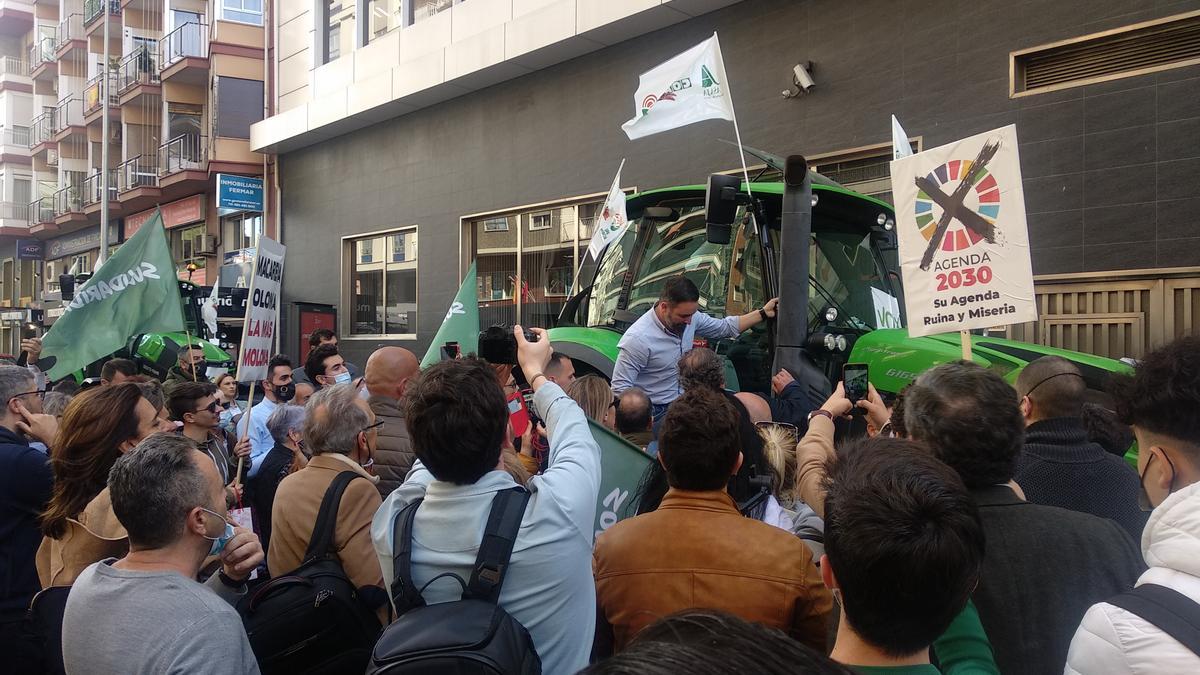 Santiago Abascal baja del tractor en el que va para saludar a los murcianos