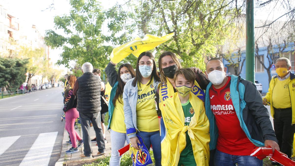 GALERÍA DE FOTOS | Así han recibido al equipo en los aledaños del estadio