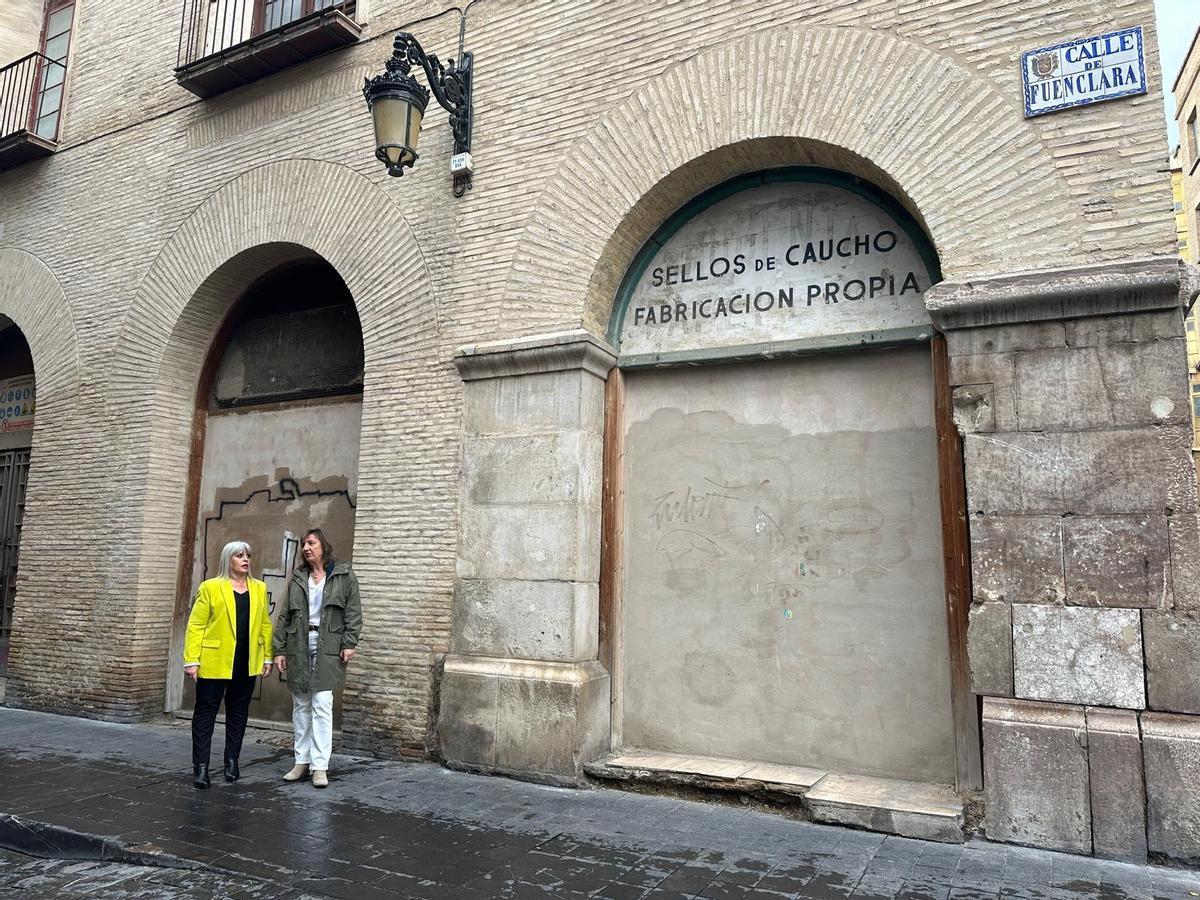 Las socialistas Eva Cerdán y Lola Ranera, este martes a las puertas del Palacio de Fuenclara de Zaragoza.