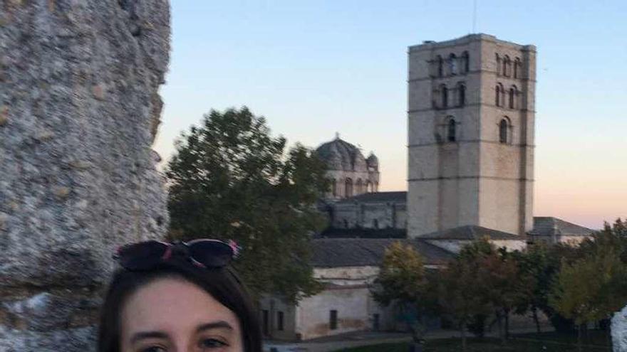 La estadounidense Samantha Martin posa frente a la catedral de Zamora.