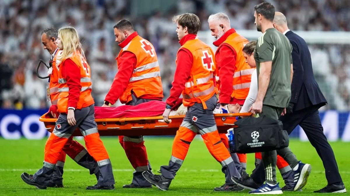 Asencio abandonó el campo en camilla directo al hospital