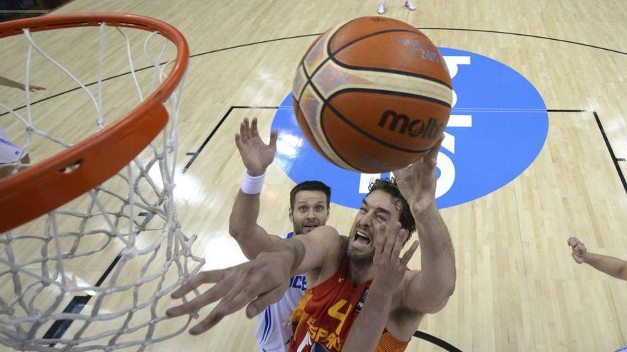 Gasol anota una canasta ante Islandia.