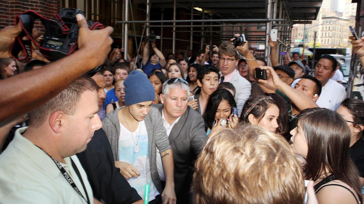 Justin Bieber rodeado de 'beliebers'