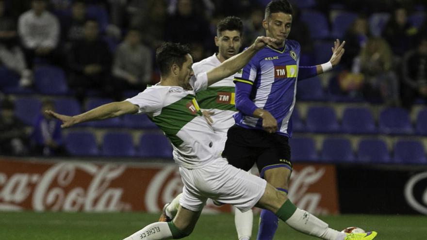 Salinas, Javi Flores y Albacar, en el pasado derbi liguero en el Rico Pérez.