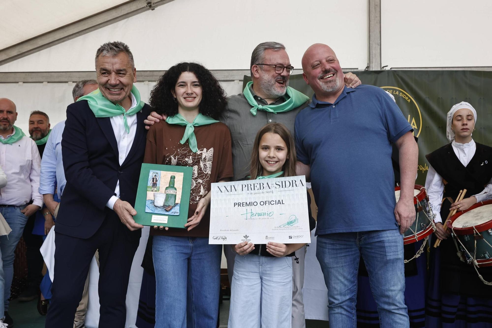 EN IMÁGENES: El buen tiempo y el oviedismo maridan una preba de la sidra multitudinaria en Gascona