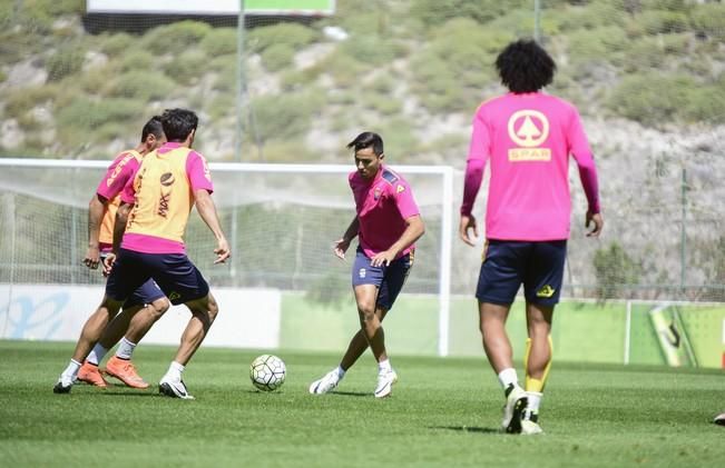 Entrenamiento de la UD Las Palmas en Barranco ...