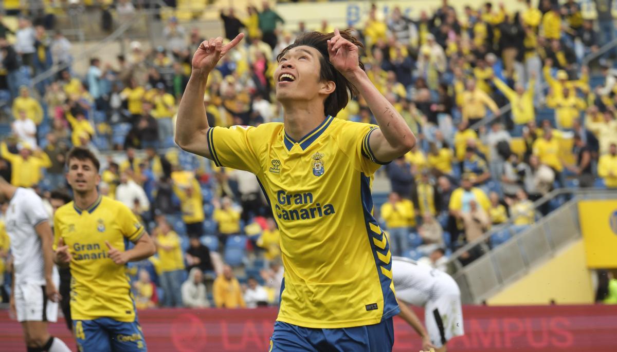 Taisei Miyashiro festeja uno de sus tantos al Ceuta en el Gran Canaria.