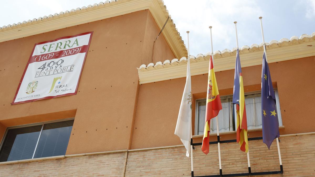 Las banderas del ayuntamiento de Serra, de luto, en una foto de archivo.