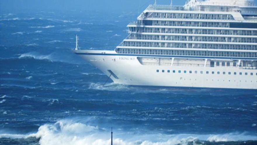 El crucero noruego ‘Viking Sky’ logra atracar tras horas de pánico