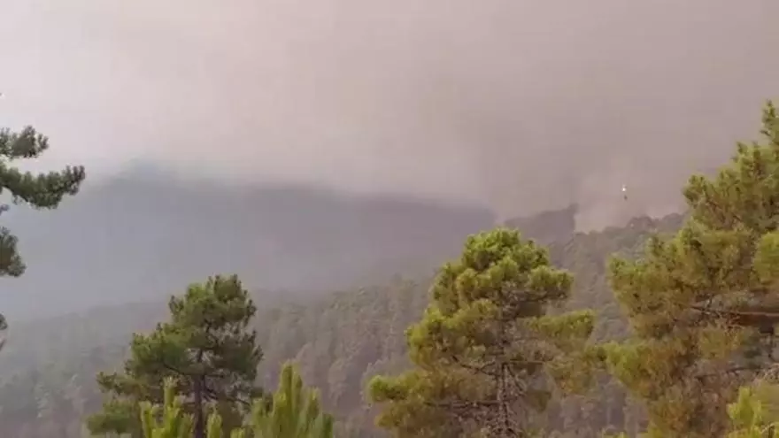 Vídeo | Medios aéreos y terrestres trabajan en el incendio de Pinofranqueado