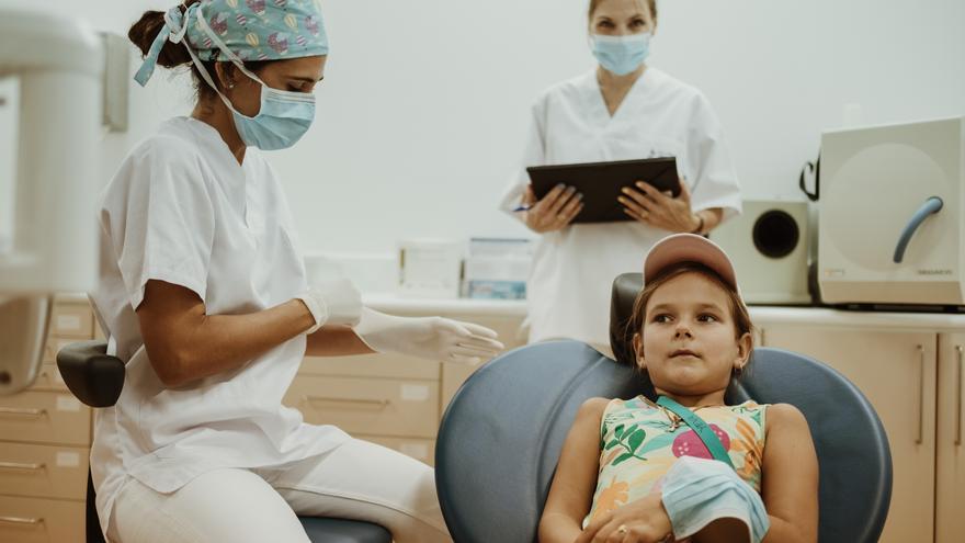 Los niños ucranianos acogidos en Mallorca durante el verano visitan al dentista