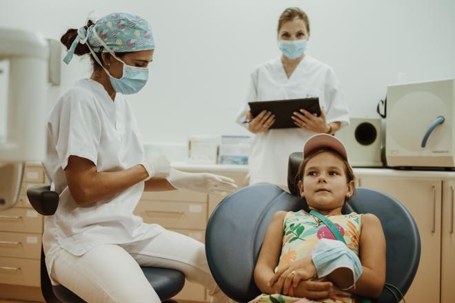 Los niños ucranianos acogidos durante el verano visitan al dentista