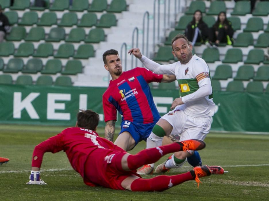 El Elche vence al Extremadura y se aleja de los puestos de descenso