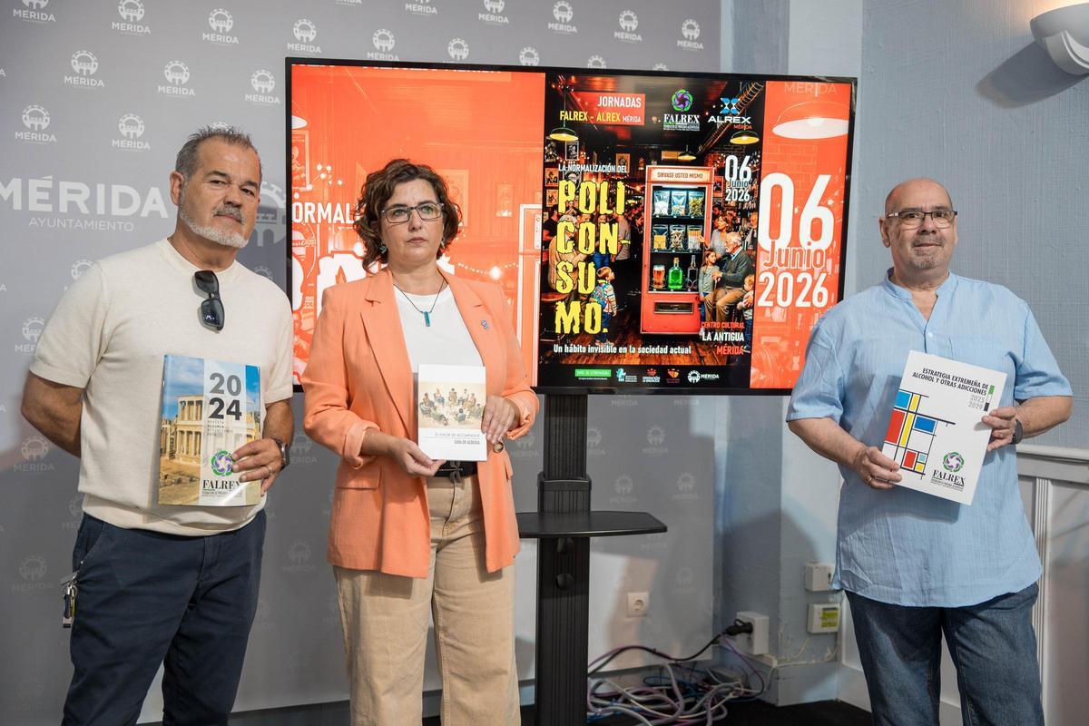 Representantes de FALREX y ALREX Mérida, junto a la delegada de Participación Ciudadana, durante la presentación de las jornadas sobre policonsumo.