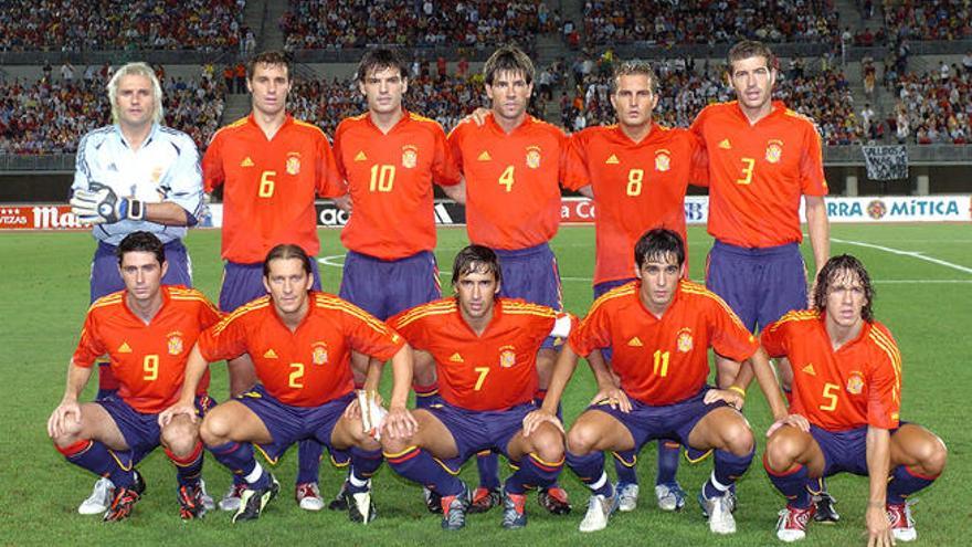 Alineación del primer partido de la selección dirigido por Aragonés, con Baraja (8) y Víctor (9) en Gran Canaria.
