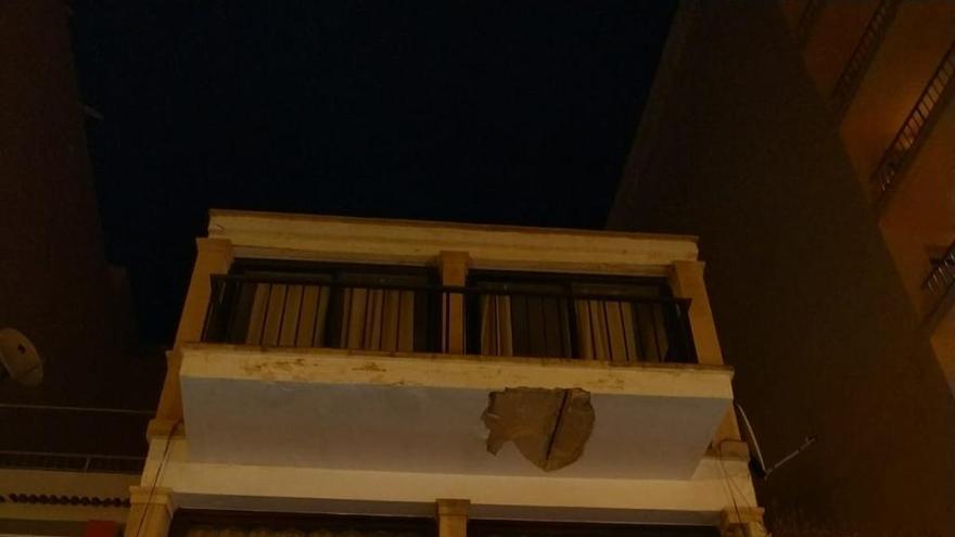 La caída de parte de una balconada obliga a desalojar un inmueble en Llucmajor