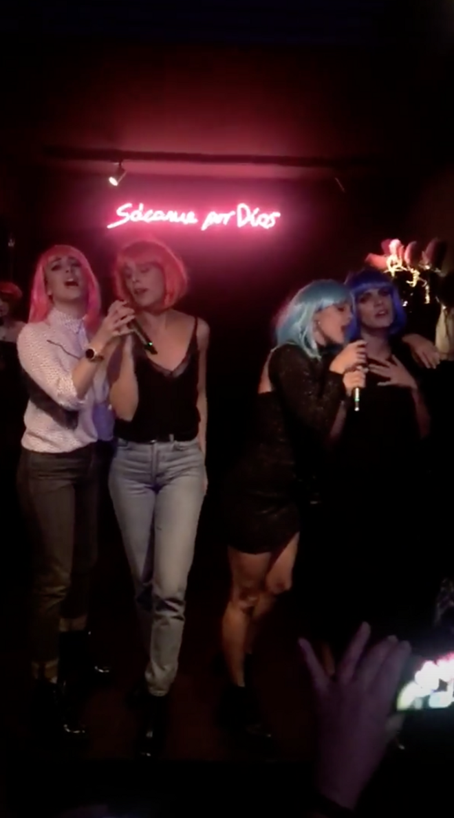Blanca Suárez, Belén Cuesta, Macarena García y Amaia Salamanca en un karaoke