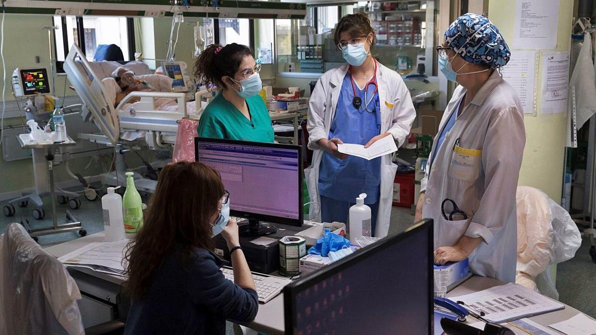 Doctoras y enfermeras durante una reunión para analizar la evolución de los pacientes covid en la UCI del Morales Meseguer.