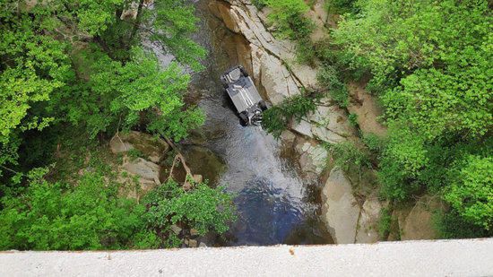 Mossos i Bombers busquen el conductor d'un cotxe que ha caigut d'un pont d'uns 15 metres a les Planes d'Hostoles