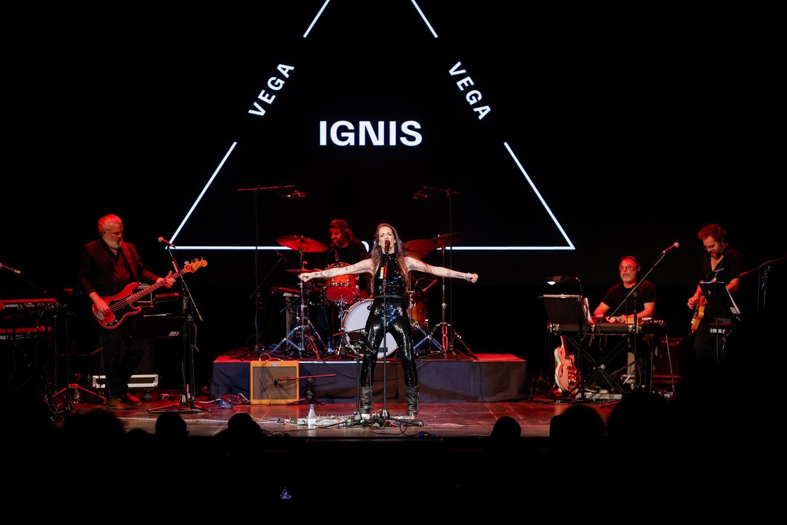Vega, íntima y revolucionaria, enciende el Gran Teatro con ‘Ignis’