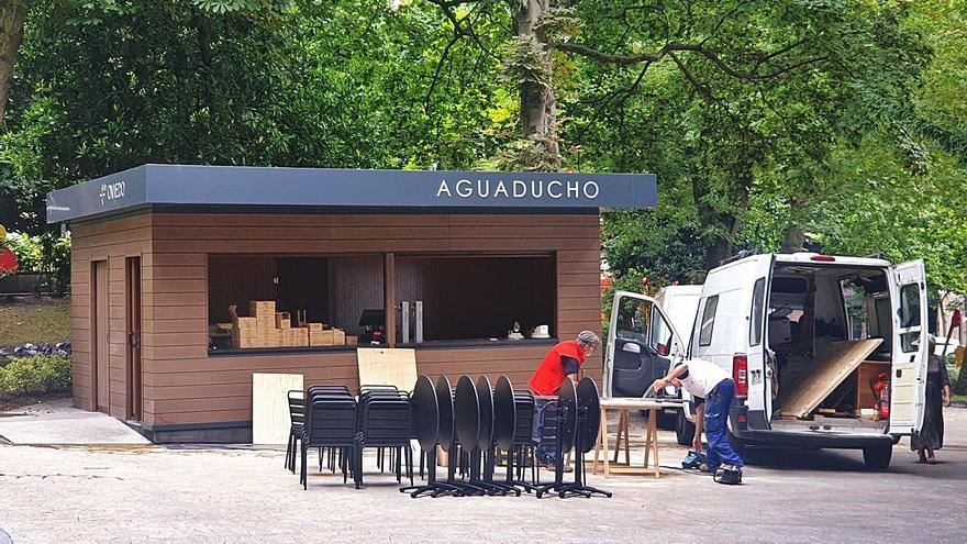 El aguaducho ya prepara su terraza hostelera