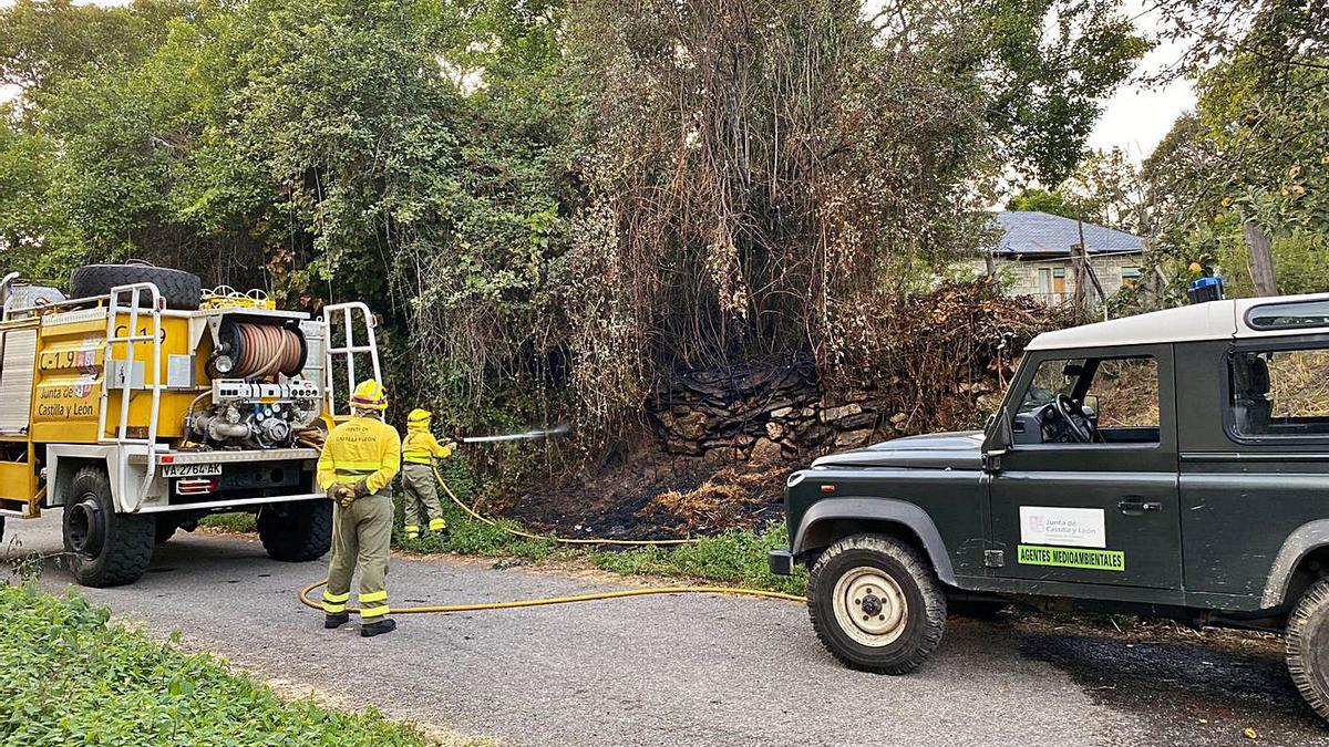 Medios de la Junta desplazados a San Miguel de Lomba donde se declaró el incendio. | A. S.