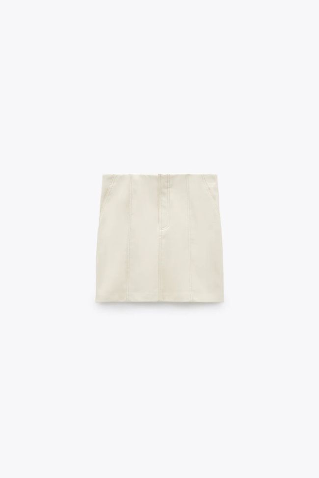 Falda mini efecto piel en blanco, de Zara
